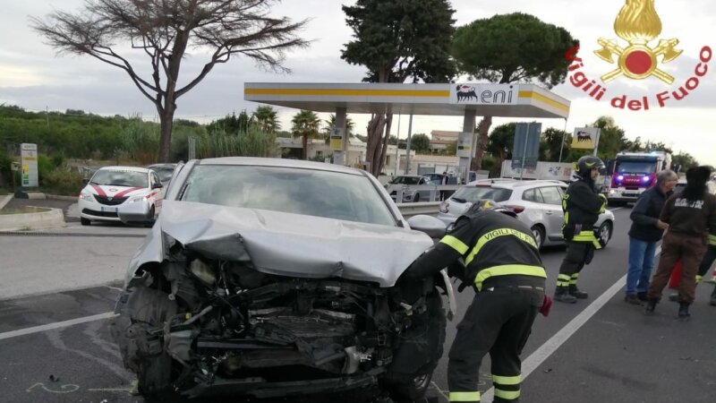 Trattore investe auto e conducente, poi scappa