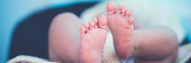 Partorisce in casa, neonata trovata nel water