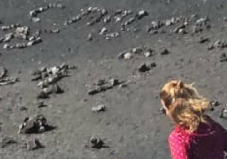 "Turisti inopportuni, 'firmano' con pietra lavica"