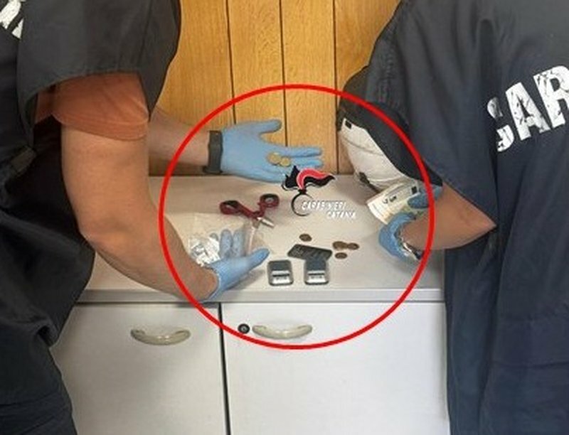Catania, seguono i clienti e trovano casa dello spaccio Catania, seguono i clienti e trovano casa dello spaccio