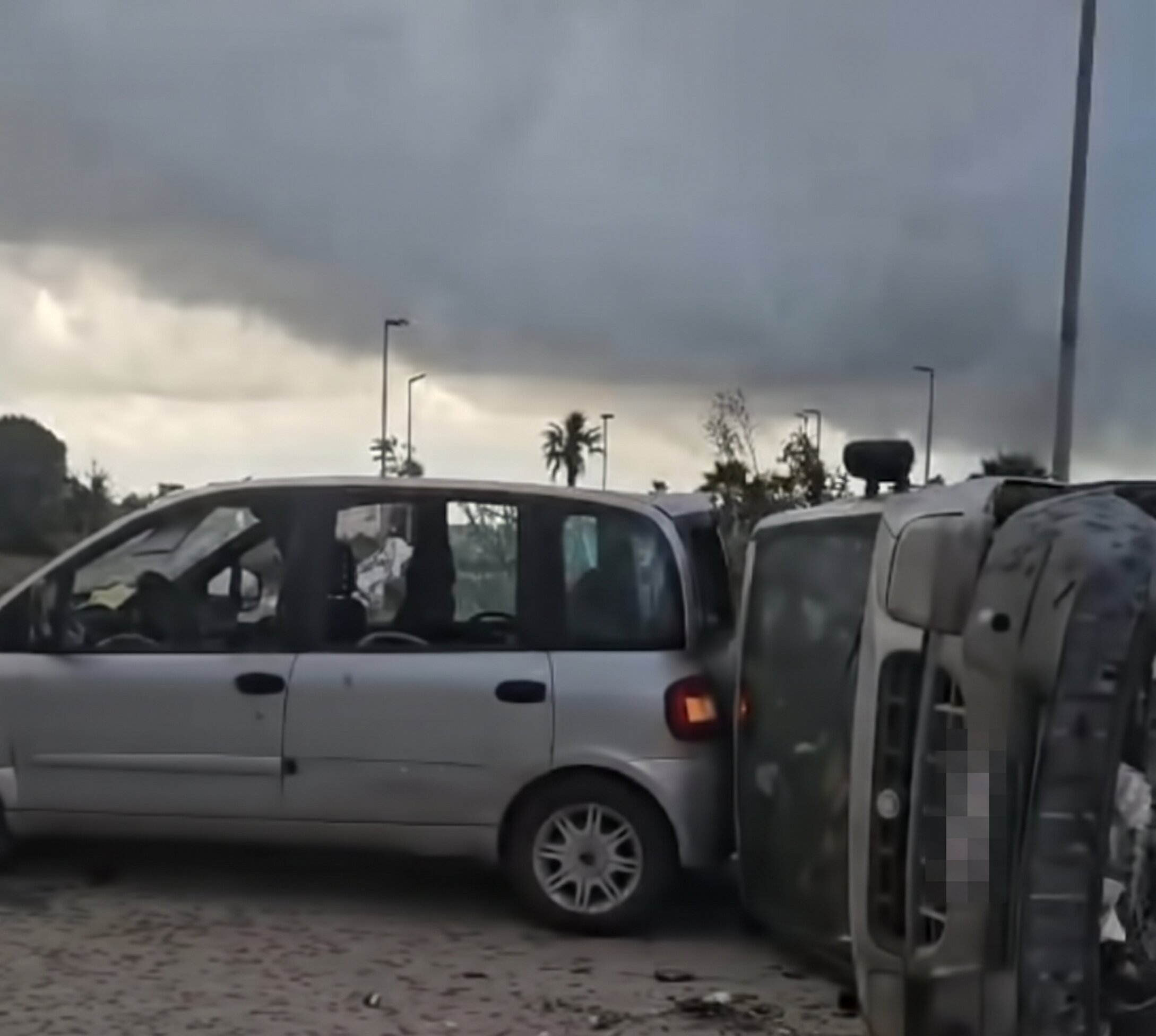 Doppia tromba marina: volano auto, recuperati due operai dispersi