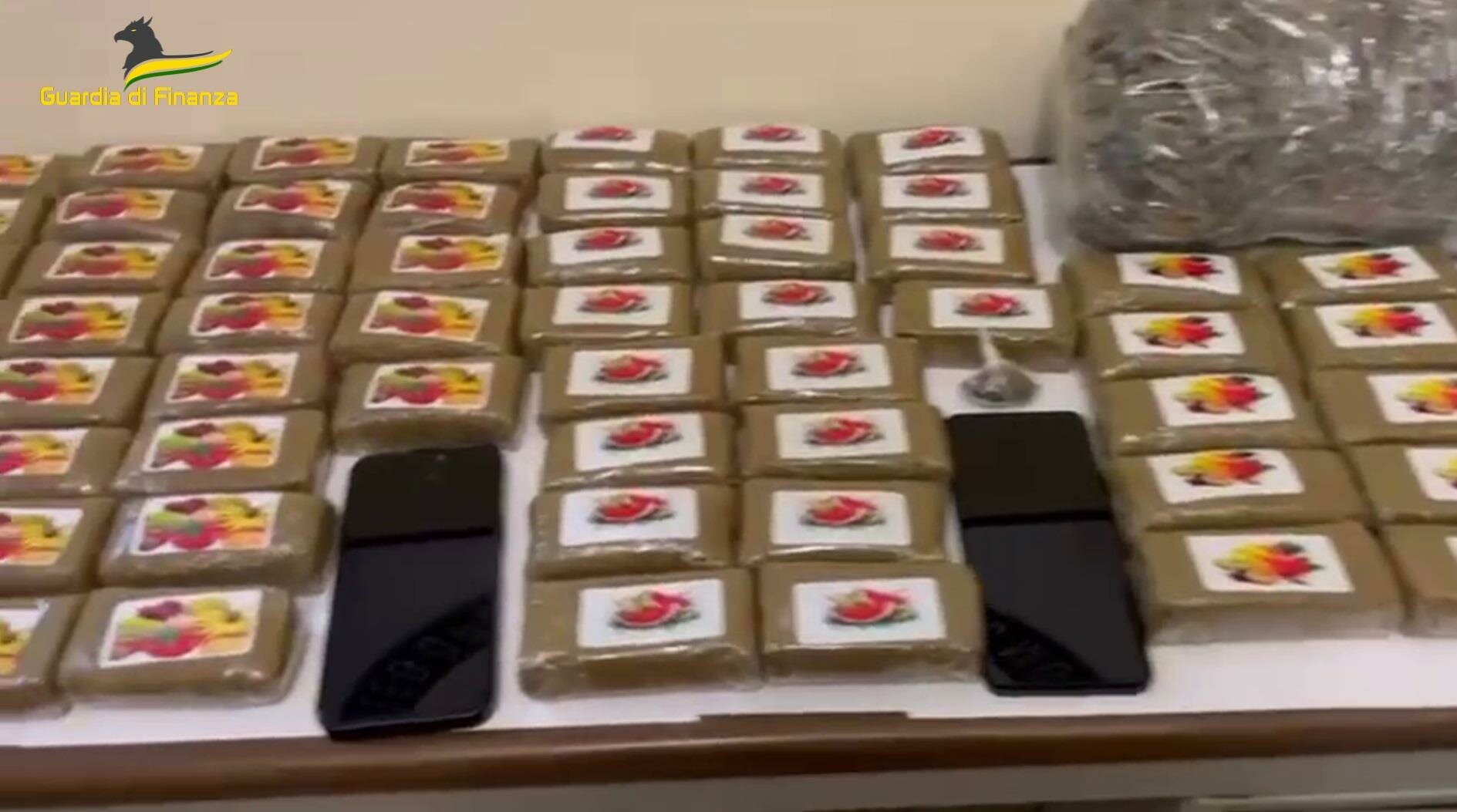 Giovane pusher con 7 chili di droga in auto