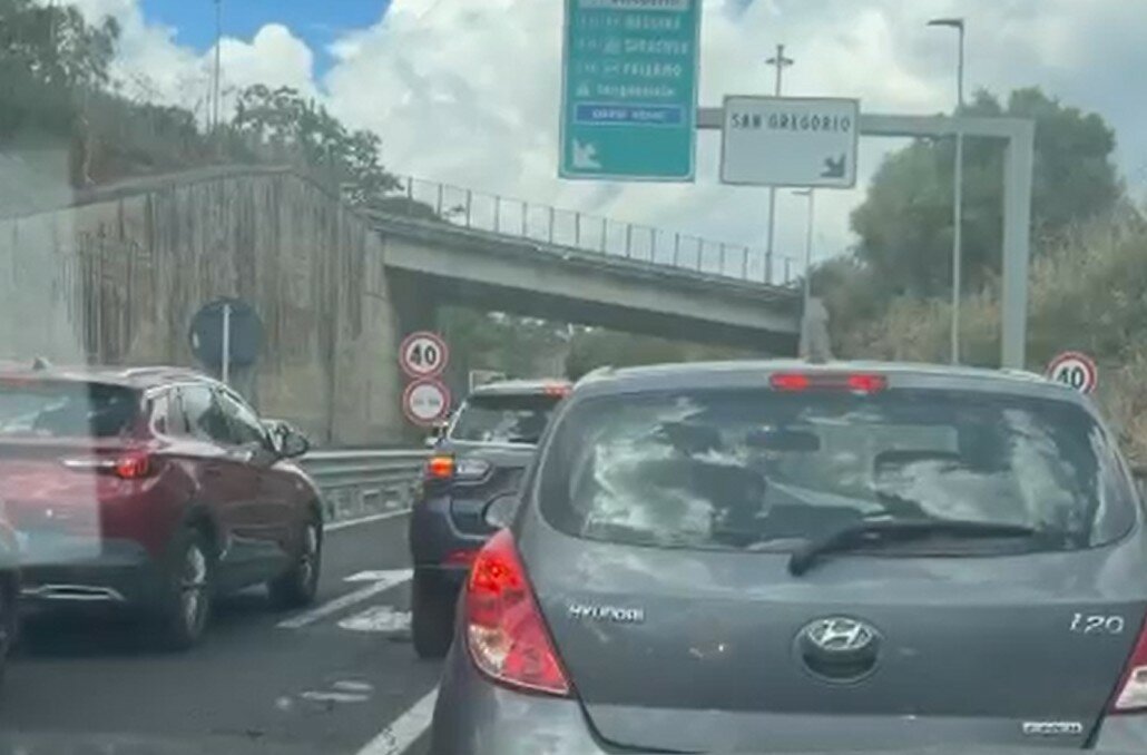 Tamponamento moto-auto, code chilometriche tra Catania e il casello Tamponamento moto-auto, code chilometriche tra Catania e il casello