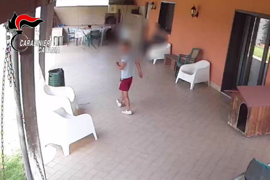 Lei dorme, ladro entra in casa e ruba i gioielli