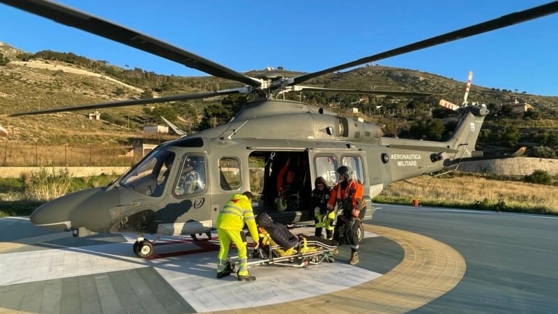 Malore sul peschereccio: arriva l'elicottero