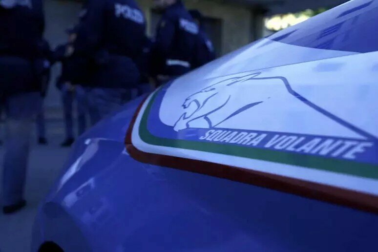 Fugge all'alt e sperona il poliziotto: finisce a pistolettate Fugge all'alt e sperona il poliziotto: finisce a pistolettate