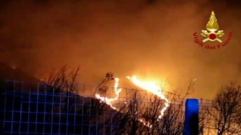 Messina brucia, fiamme vicino all'autostrada