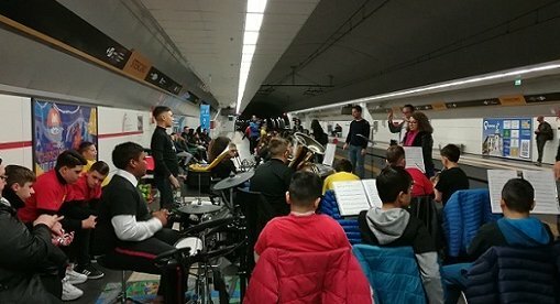 Natale delle scuole tra danze, presepi e concerti in metro