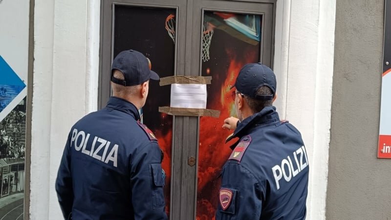 Pregiudicati nel chiosco-bar: scatta la chiusura