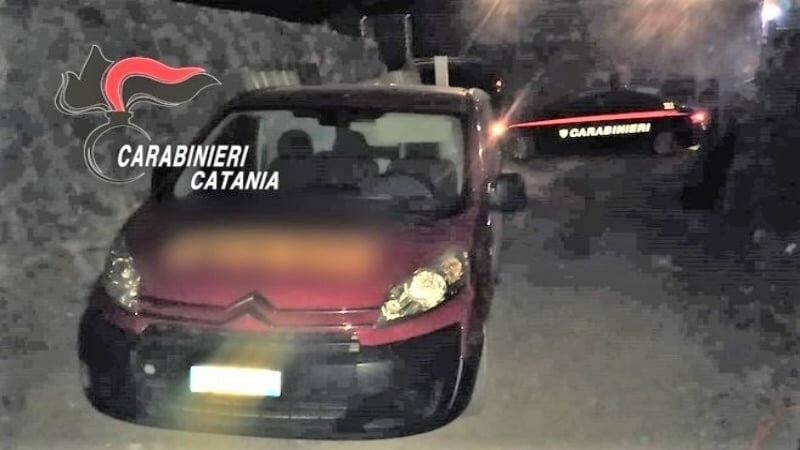 I cani abbaiano, ladro in cantiere costretto a fuggire