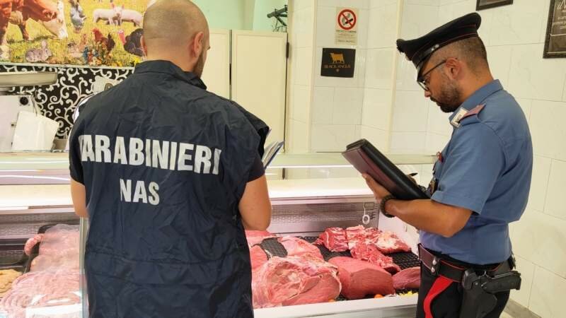 Catania, carni all'aperto e pesce senza tracciabilit&agrave;