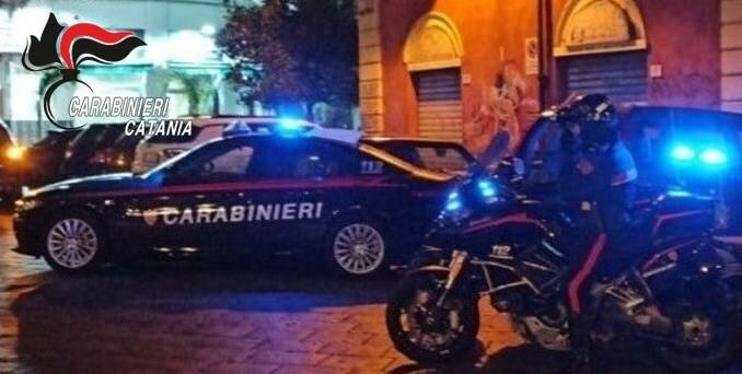 Al centro di Catania con tutte le droghe negli slip