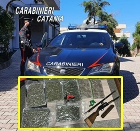 Nell'auto abbandonata 11 kg di droga e un fucile