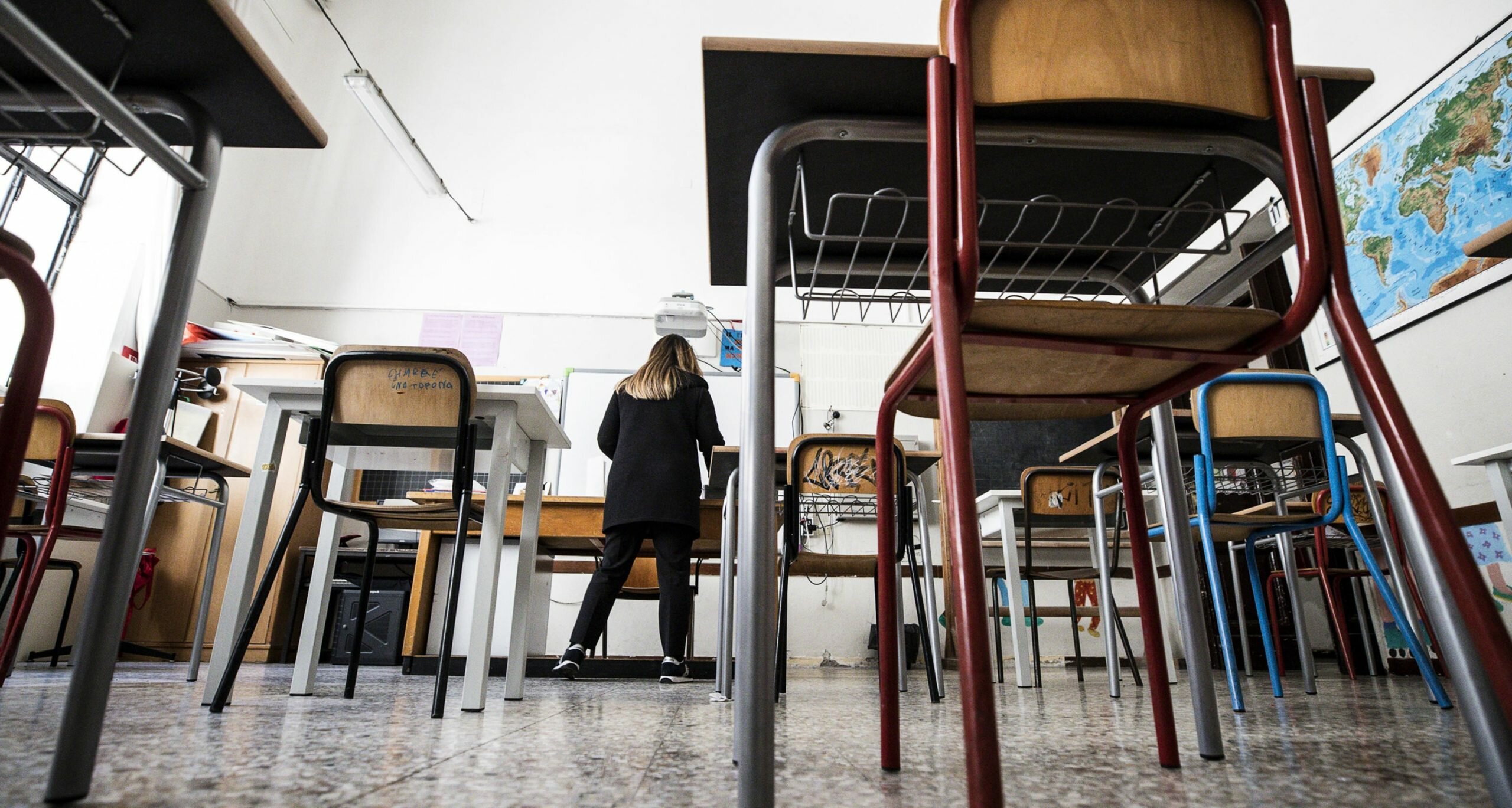 Baraonda a scuola: calci e pugni a un agente