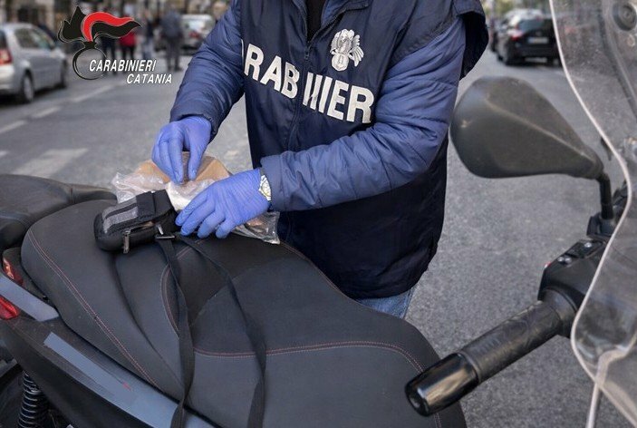 Scambia carabinieri per clienti e gli offre la droga