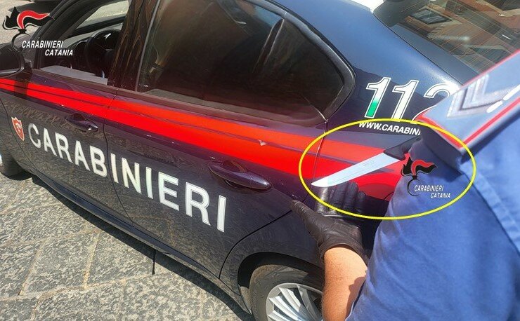 Girava in via Etnea con un coltello in mano