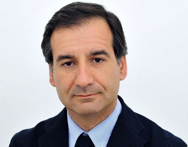 Lumini e crisantemi davanti alla casa del sindaco