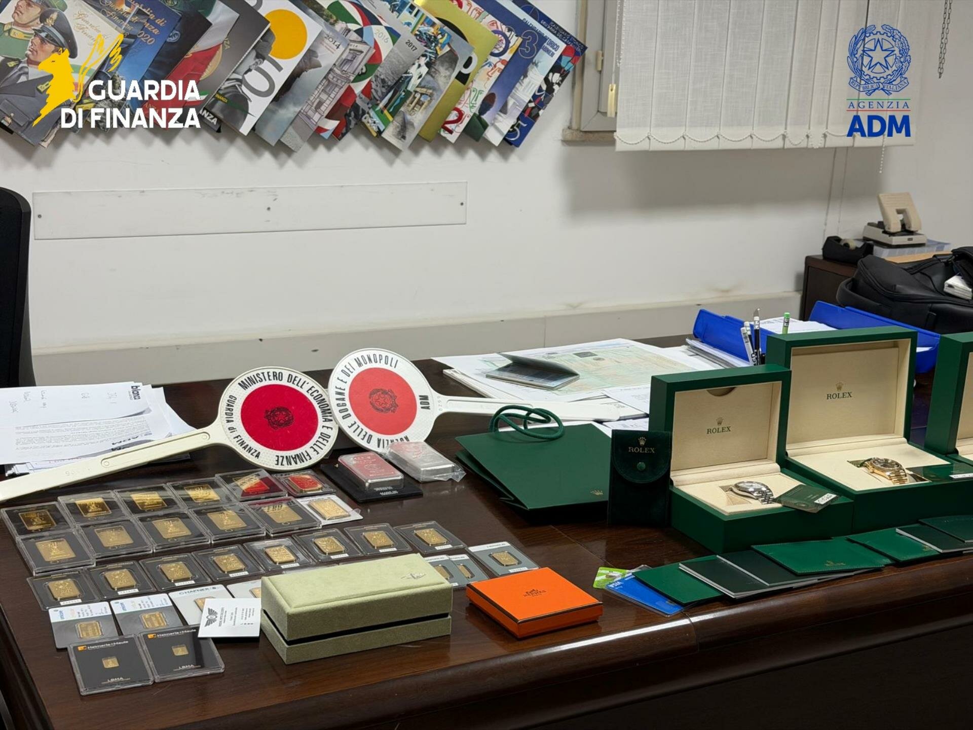 Lingotti d'oro, gioielli e orologi di lusso: maxi sequestro al porto