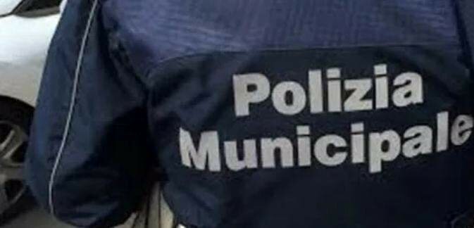 Clienti contro vigili e cibo tra i rifiuti: chiuso pub