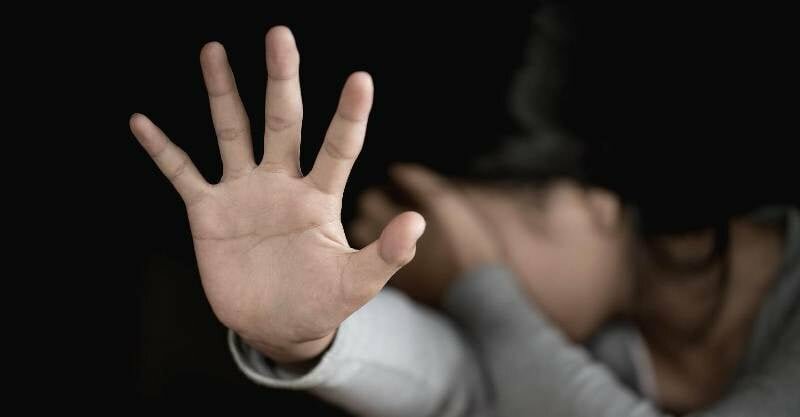 Minacciava moglie e figlie: finisce ai domiciliari