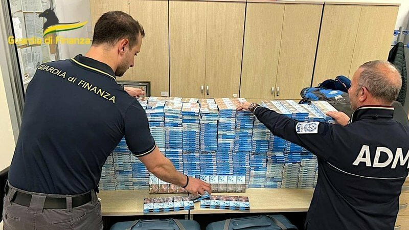 Nelle valigie 60 kg di sigarette di contrabbando