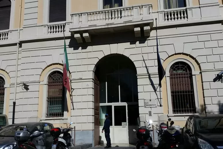 Sommossa a piazza Lanza: ore di scontri, poi la tregua