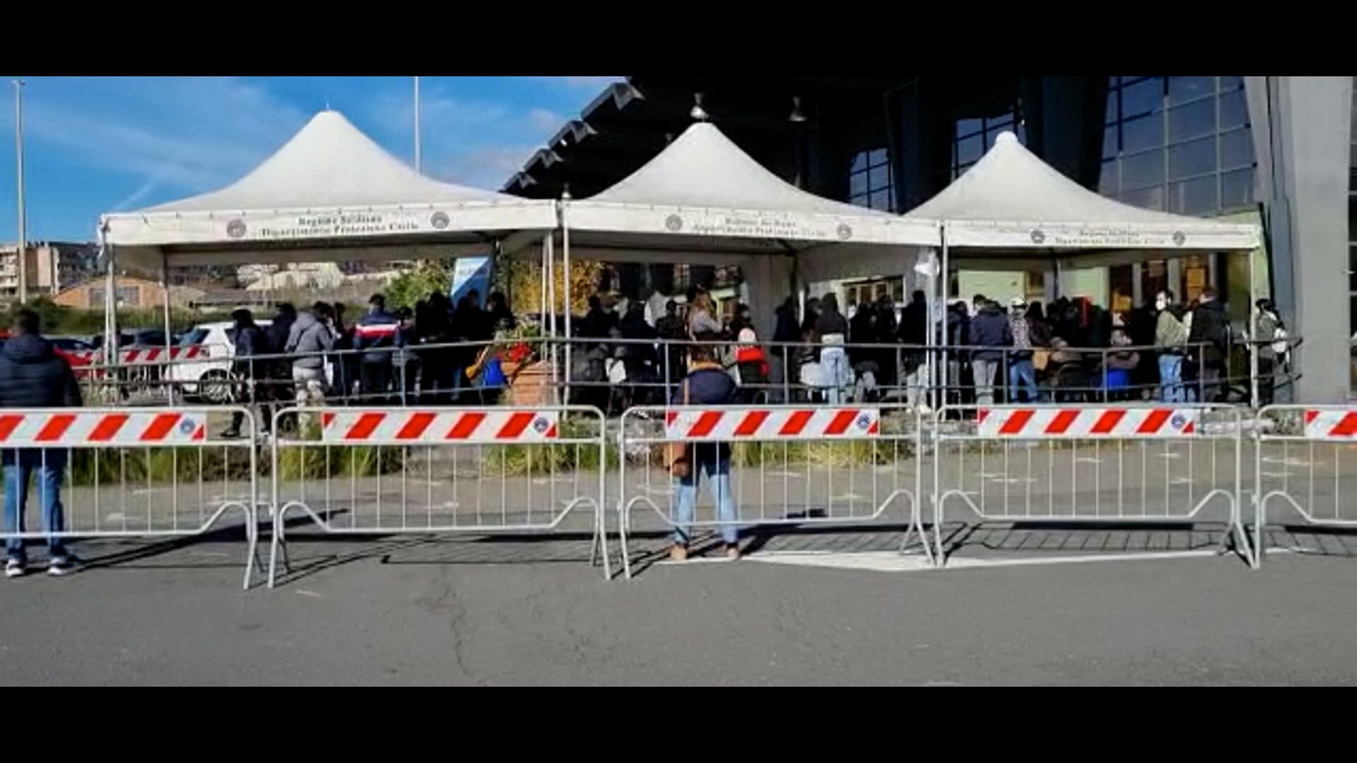 Tutti in fila per i tamponi