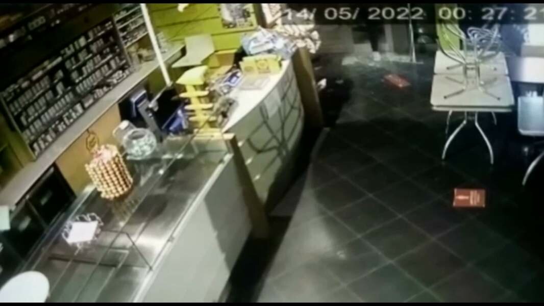 Siracusa, spaccata e furto al bar