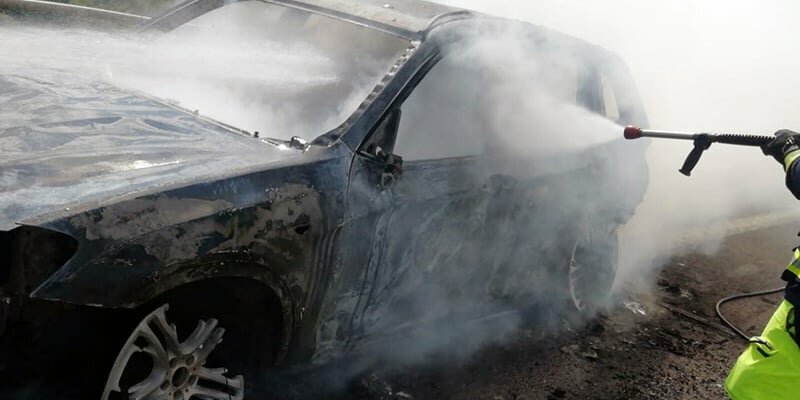 A20, auto avvolta dalle fiamme