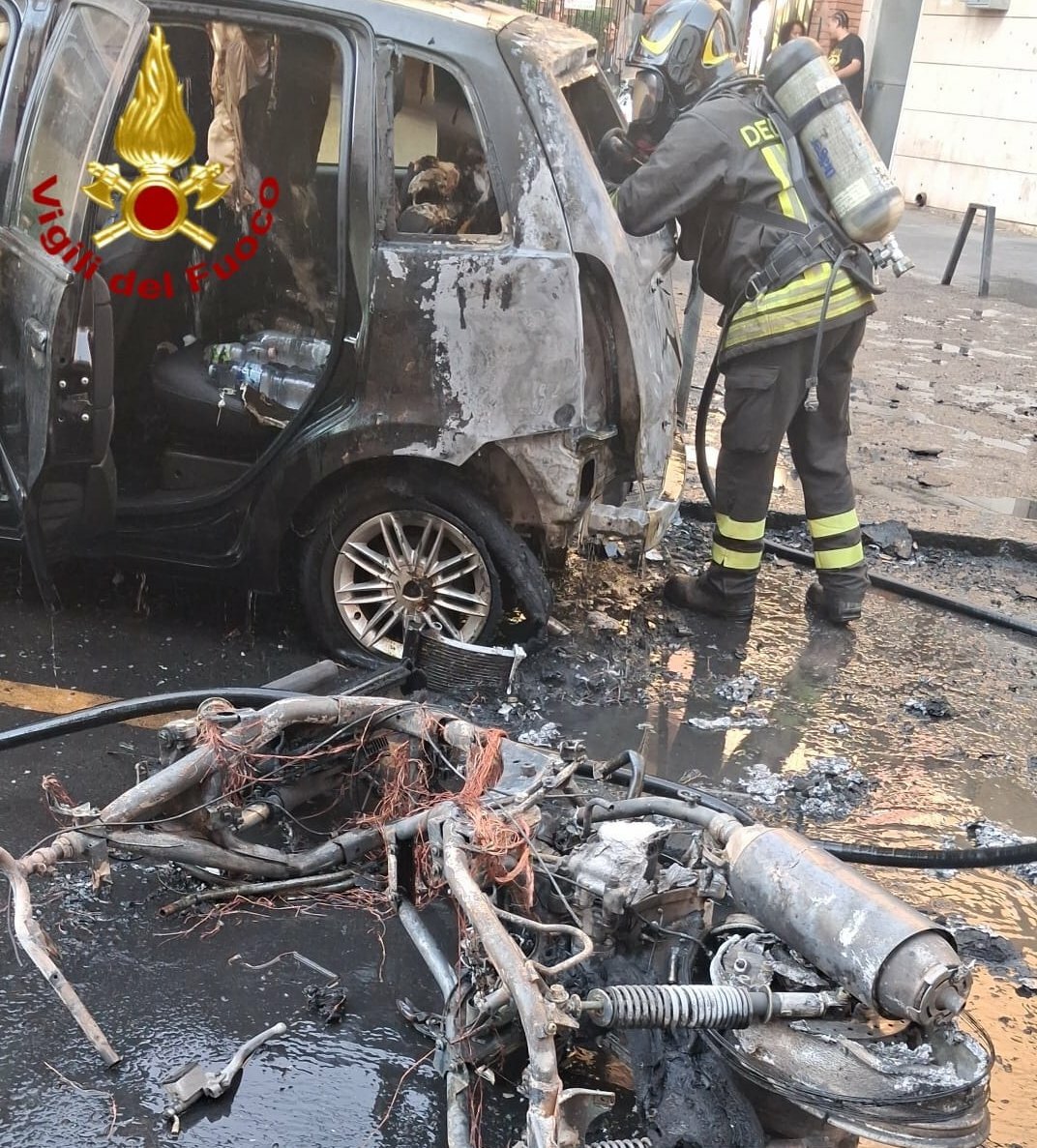 Catania, a fuoco due macchine e una moto