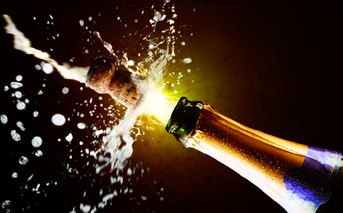 Catania: trova carte di credito e offre al bar