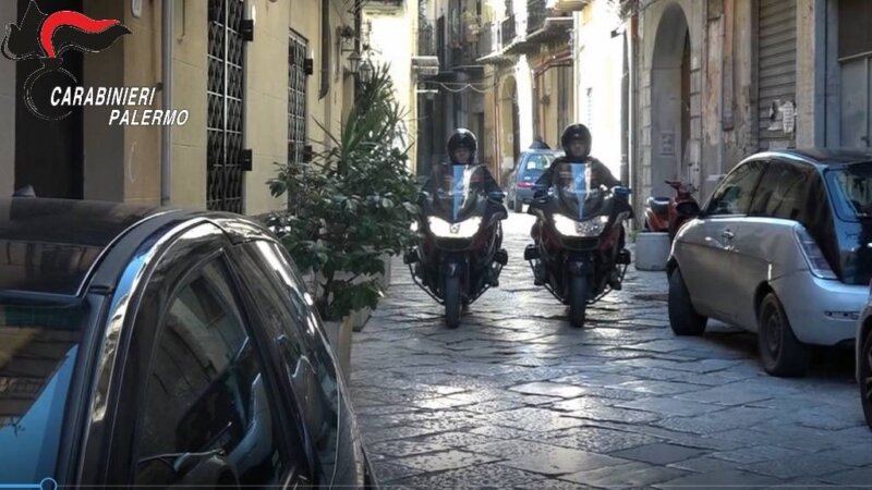 Evade e ruba nel bar
