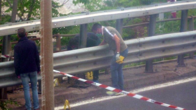 Trieste: cadavere bendato appeso al guardrail