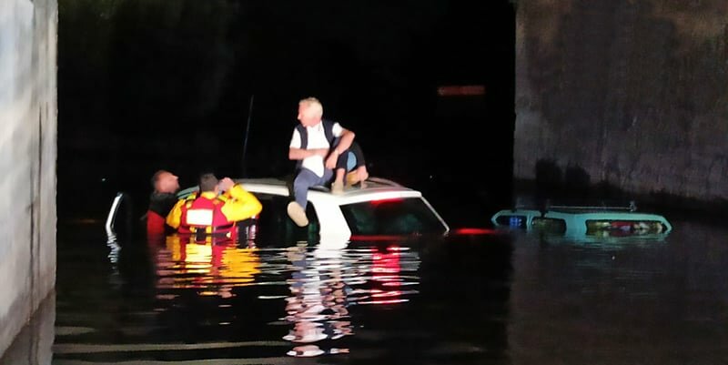 Turisti salvati dalle acque: 'Pompieri meglio che al Nord'