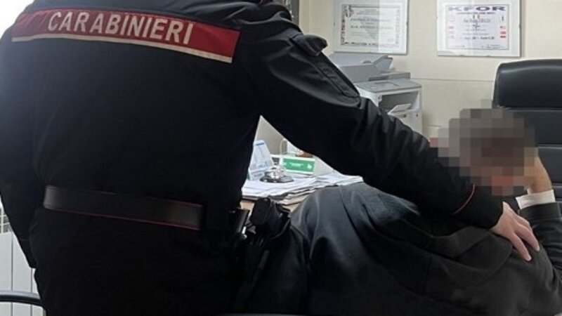 Vuole suicidarsi con le armi del padre: salvato