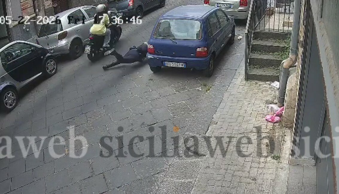 Catania, vigile urbano travolto in via Cavaliere: il video