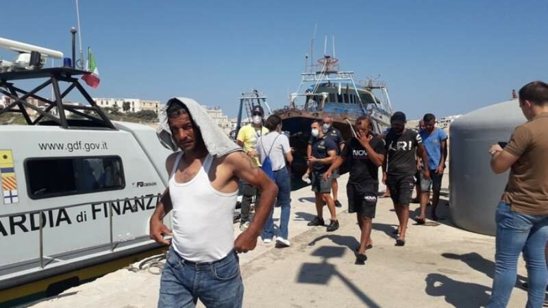Lampedusa, ci risiamo: hotspot stracolmo
