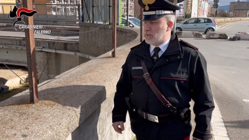 Tenta suicidio a Palermo: carabiniere lo salva