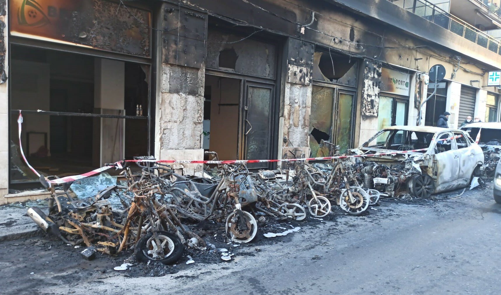 Maxi incendio in via Padova, 13 mezzi distrutti Maxi incendio in via Padova, 13 mezzi distrutti