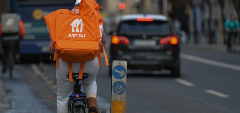 Baby gang assale rider, lui resiste e consegna Baby gang assale rider, lui resiste e consegna