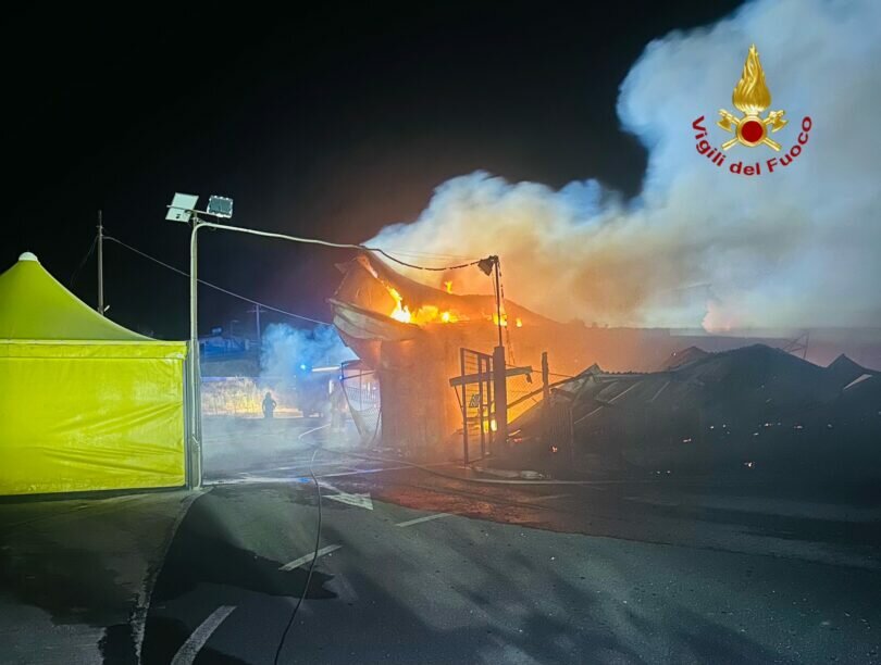 Fiamme alte nel kartodromo di Enna Fiamme alte nel kartodromo di Enna