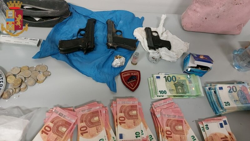 Nello zaino droga, tre pistole e 14.000 euro