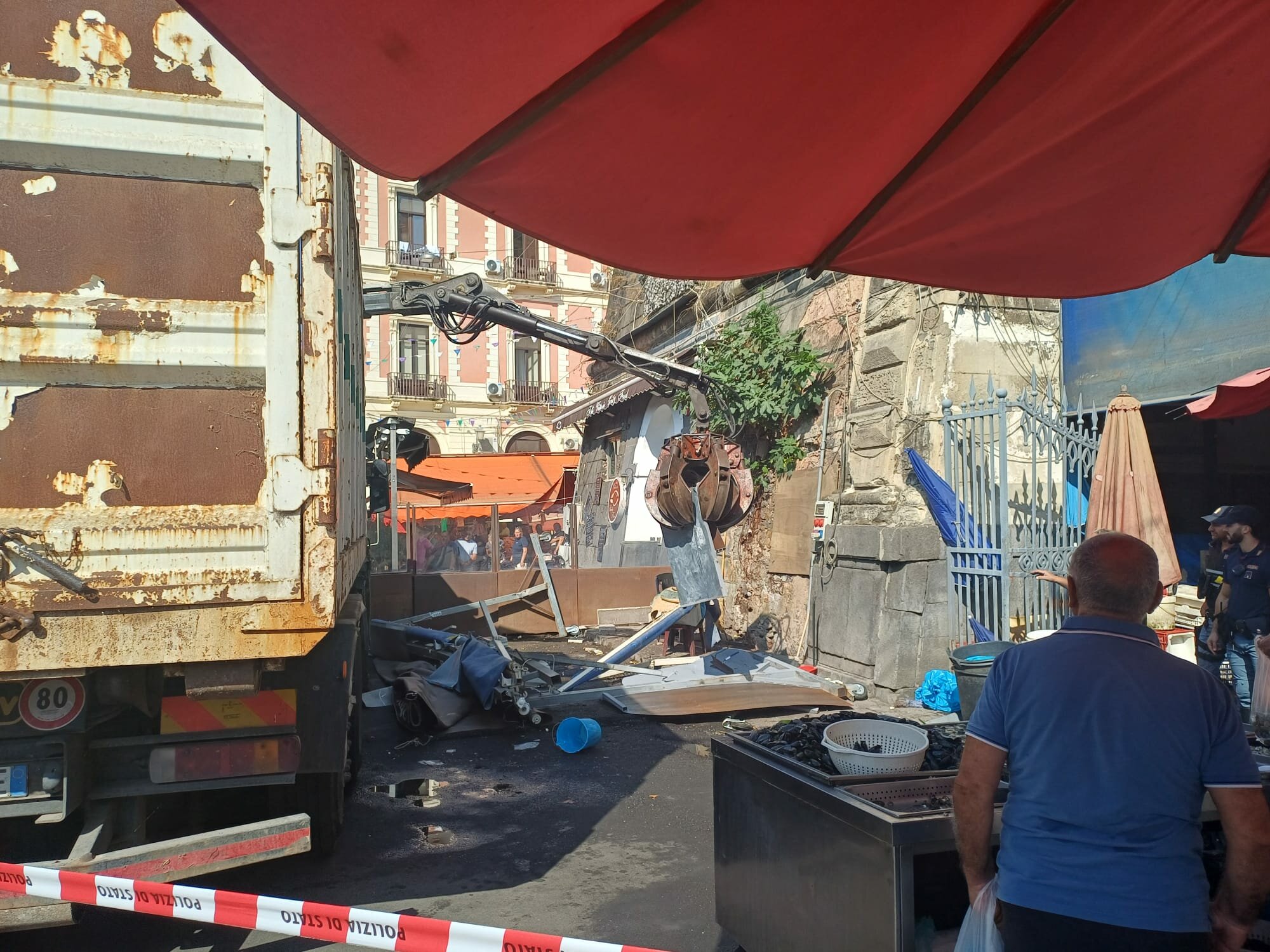 Abusivi alla Pescheria, rimossi due banconi