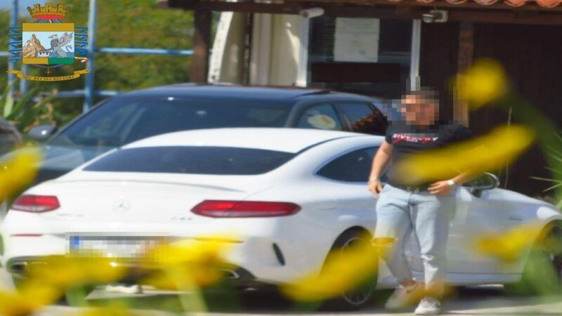 Noleggiava auto e le rivendeva a concessionari