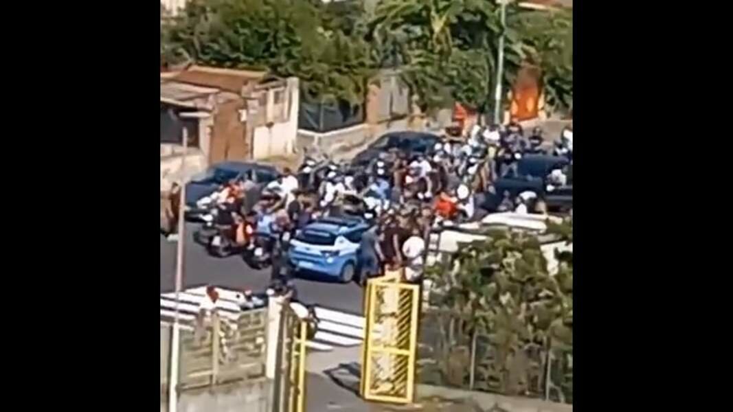Funerale a Librino: accerchiata la volante