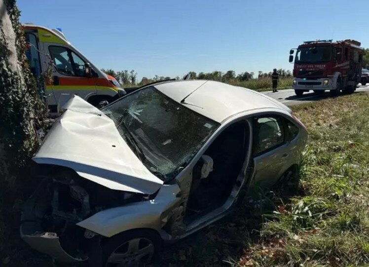 Il padre si schianta: muore una 11enne, gravissima la sorellina Il padre si schianta: muore una 11enne, gravissima la sorellina