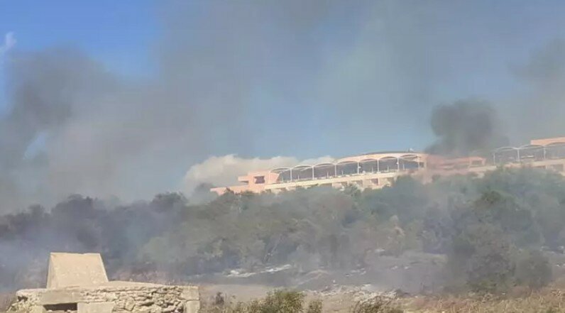Grosso incendio a Sciacca, evacuato il resort
