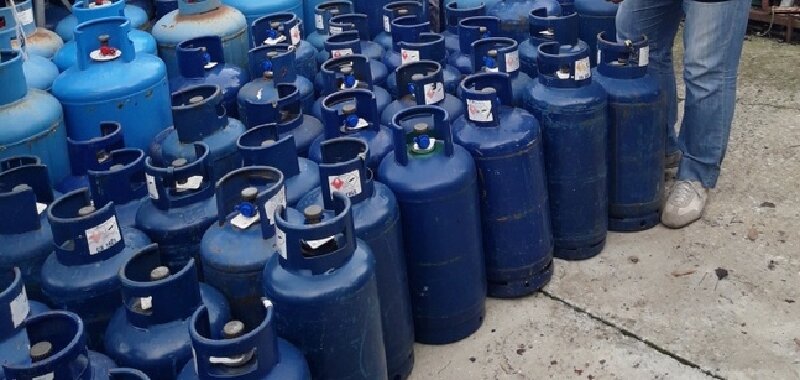 Porta in casa 40 bombole e innesca incendio