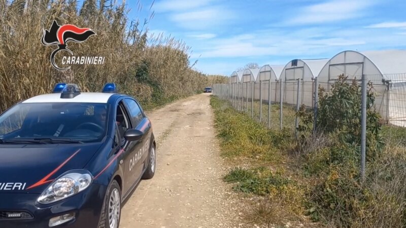 Sfruttati e minacciati nelle serre di Ispica: tre arresti