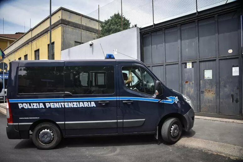 Siracusa: detenuti sui tetti per protesta, feriti 11 agenti Siracusa: detenuti sui tetti per protesta, feriti 11 agenti